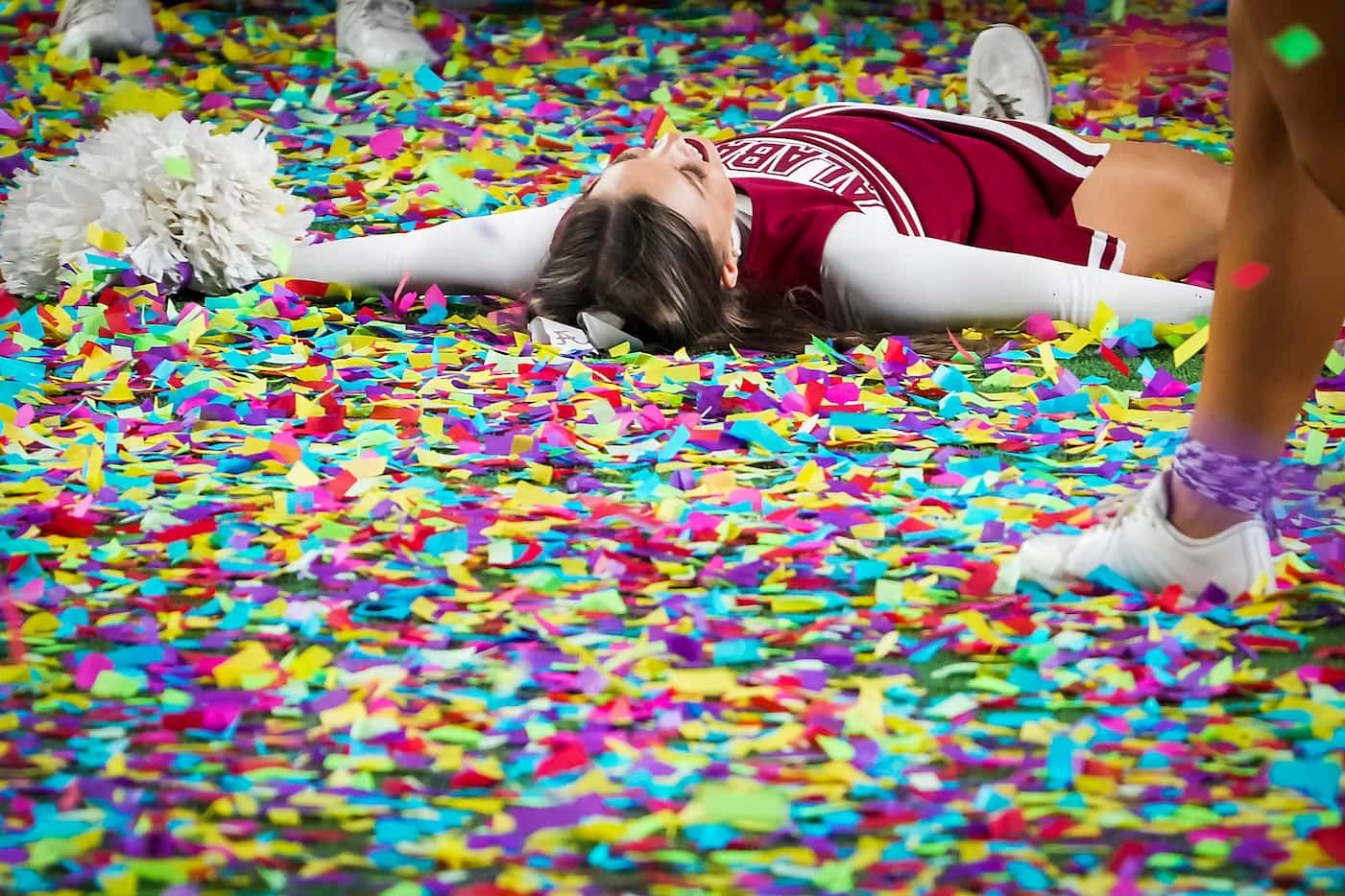 Alabama cheerleaders celebrate in falling confetti after a 27-7 victory over Cincinnati in...