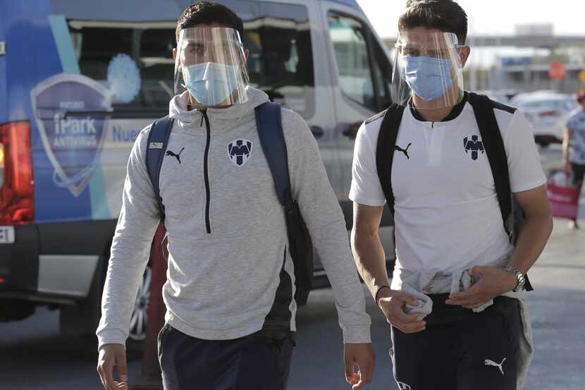 Jugadores de Rayados de Monterrey con cubrebocas y caretas de plástico para protegerse del...