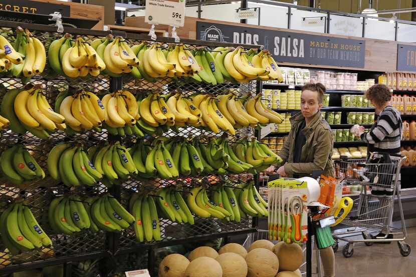 La sección de frutas y verduras de un mercado Whole Foods.(AP)
