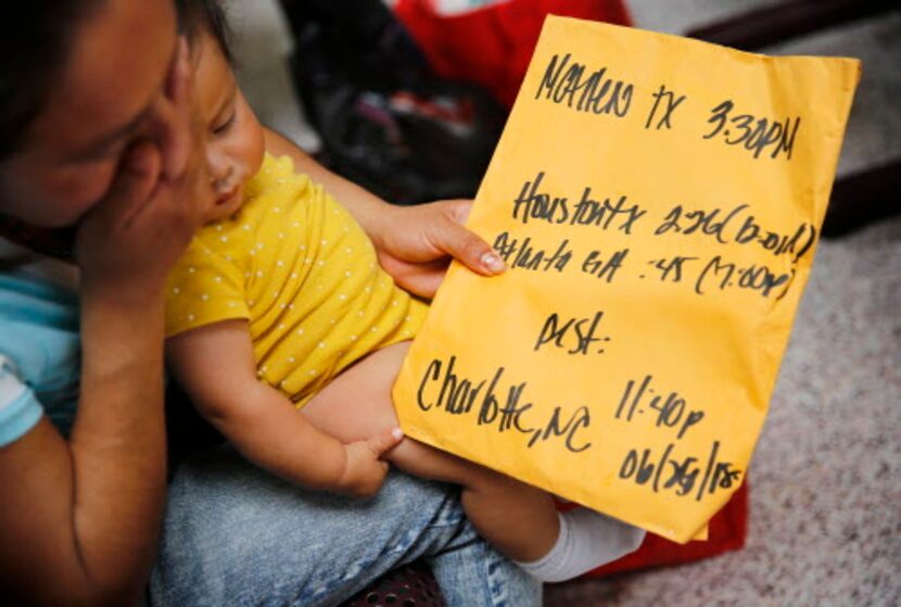 Damaris González de Guatemala, junto a su hija Yarlex de 9 meses en la estación de buses de...