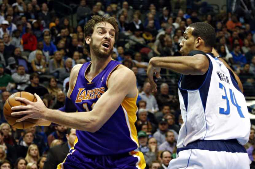 Dallas Mavericks power forward Brandan Wright (34) defends Los Angeles Lakers center Pau...