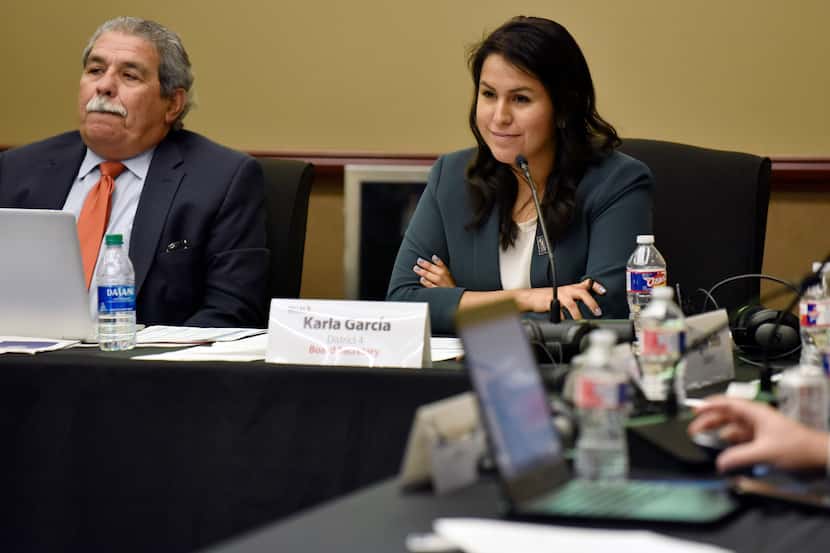 Karla García (der.), junto al superintendente Michael Hinojosa, durante una reunión de la...
