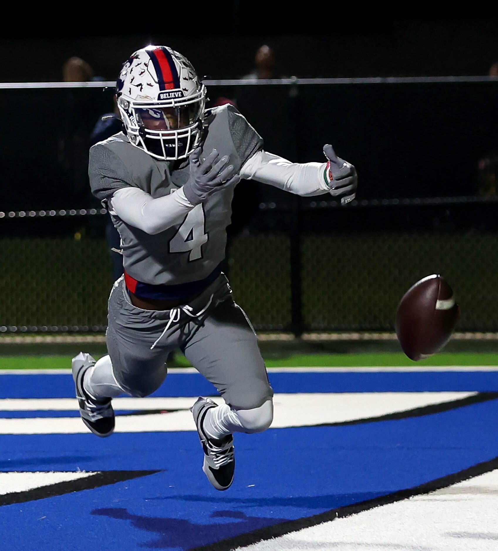 Richland wide receiver Deon Jones (4) can't come up with a reception in the endzone against...