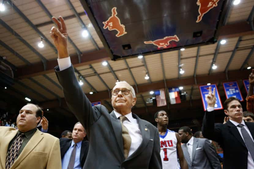 Southern Methodist University's head coach Larry Brown salutes the fans after SMU's loss to...