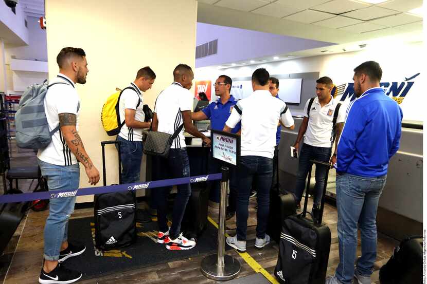 Jugadores de los Tigres en el aeropuerto de Monterrey. AGENCIA REFORMA
