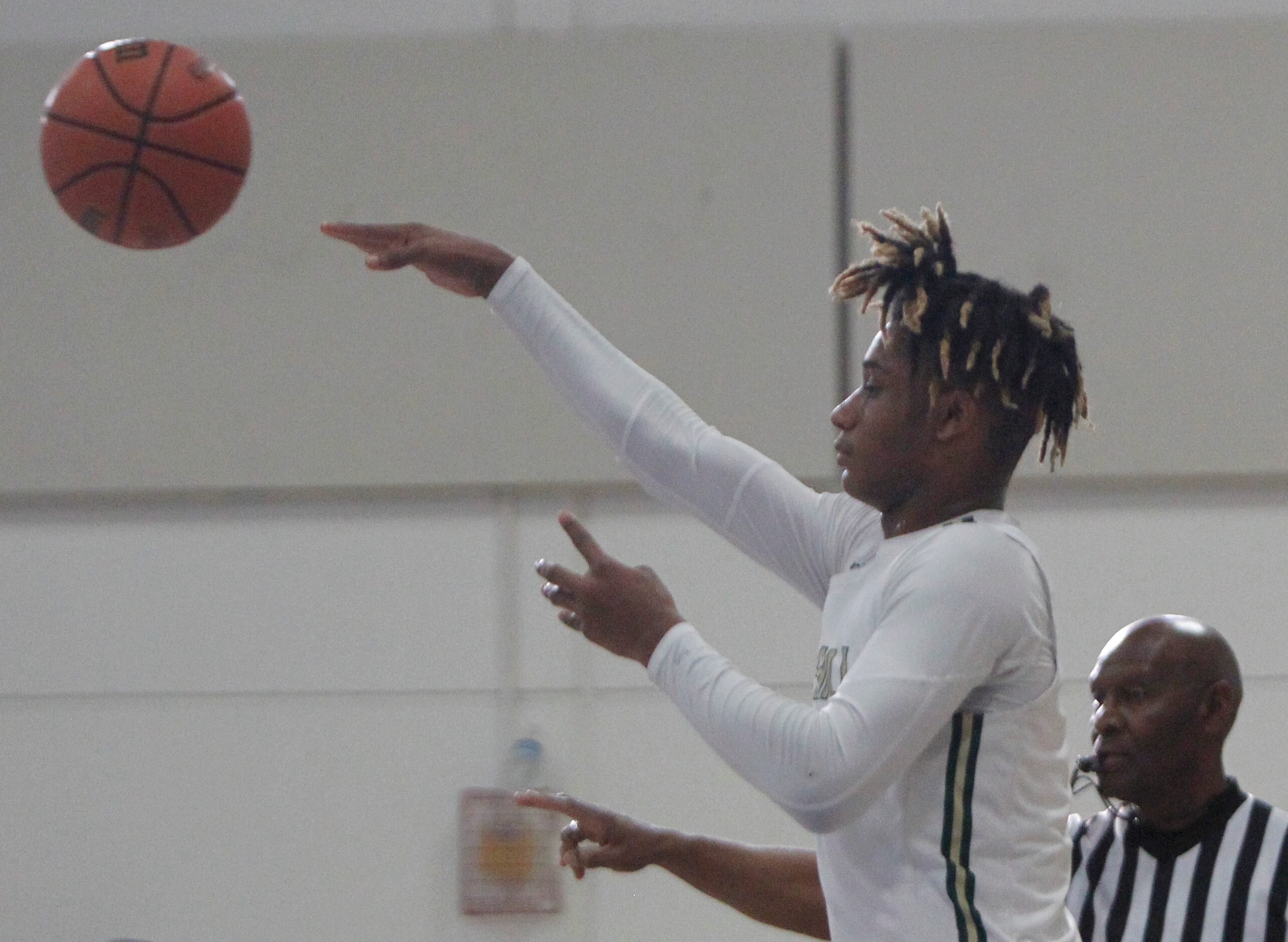 Greenhill's Micah Robinson (5) passes to a teammate during first half action against Houston...