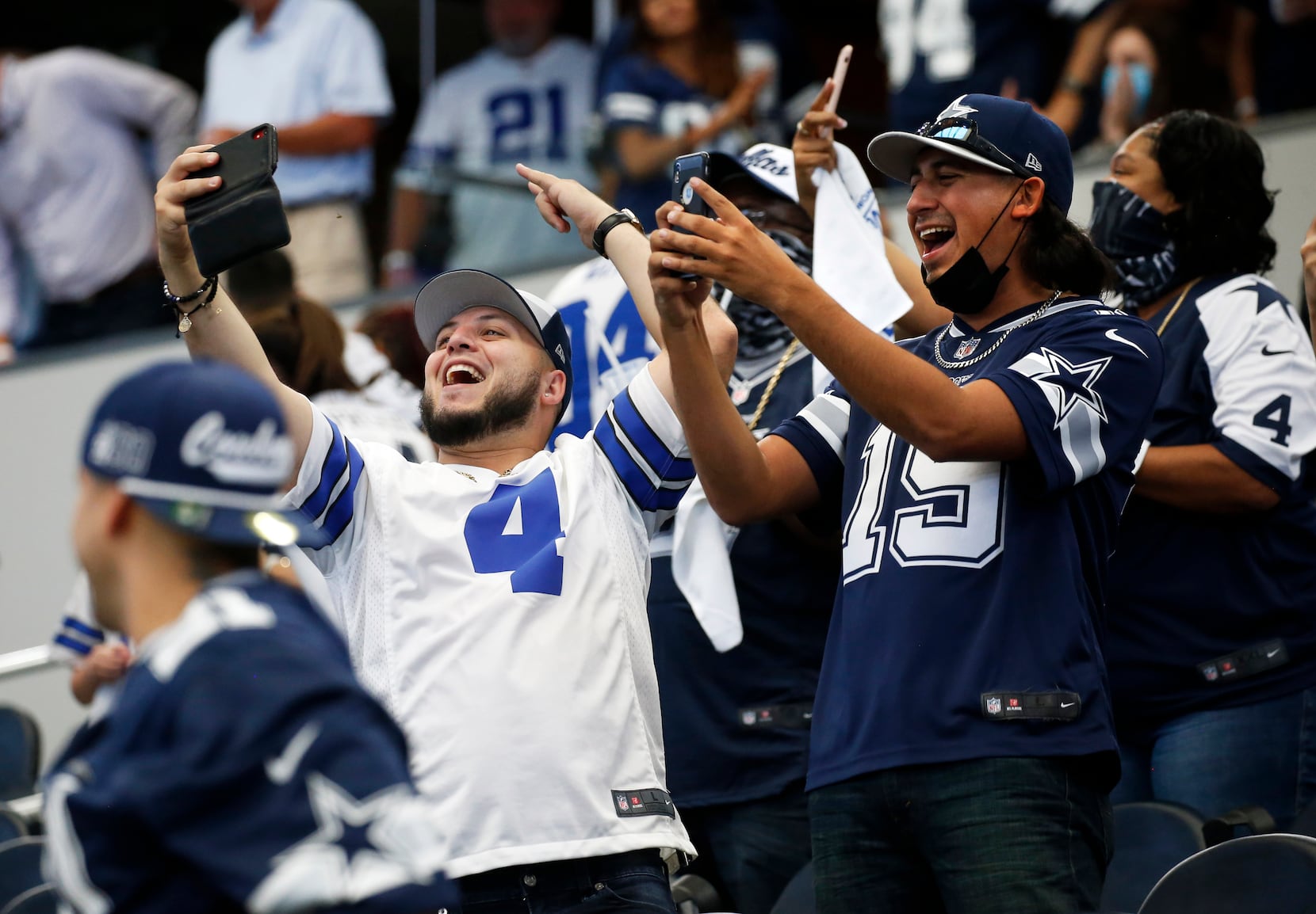 WATCH: Cowboys fans tailgate ahead of divisional playoff game against 49ers