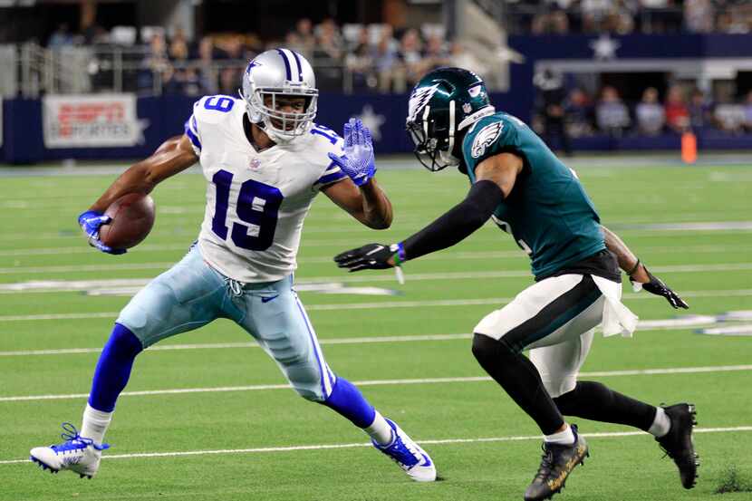 Dallas Cowboys wide receiver Amari Cooper (19) tries to elude a Philadelphia Eagle defender,...