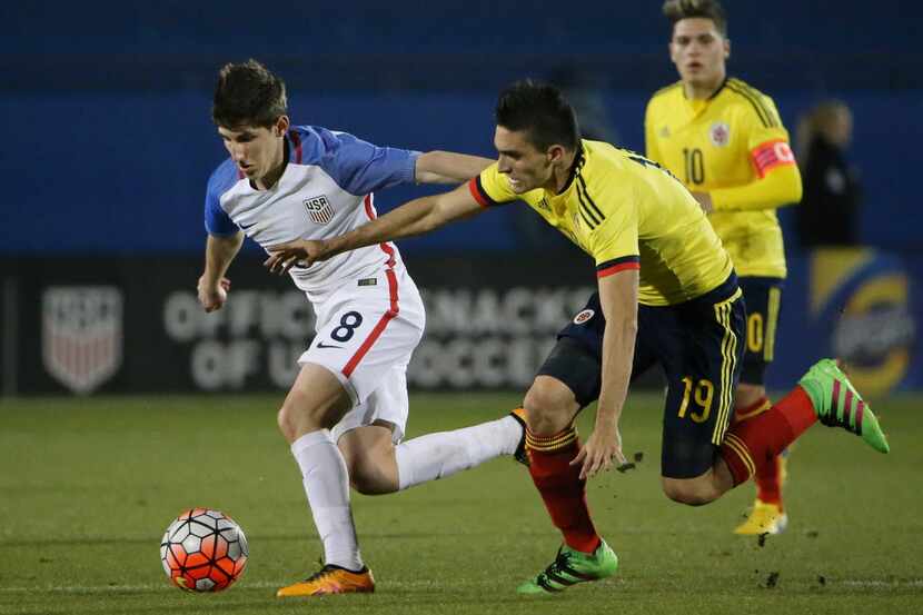 United States midfielder Emerson Hyndman (8) and Colombia midfielder Guillermo Celis (19)...