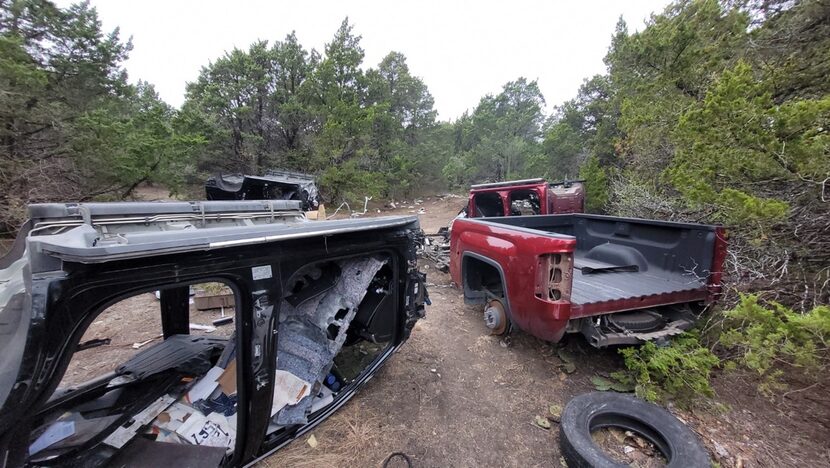 Carros desmantelados fueron hallados en un predio al sur de Oak Cliff.