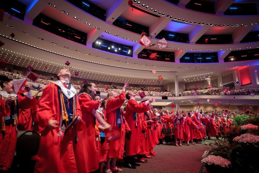 Los recién graduados de McKinney Boyd High School.