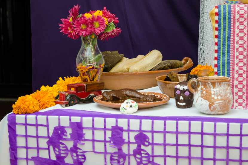 Los tamales forman una parte esencial de muchos altares del Día de Muertos.