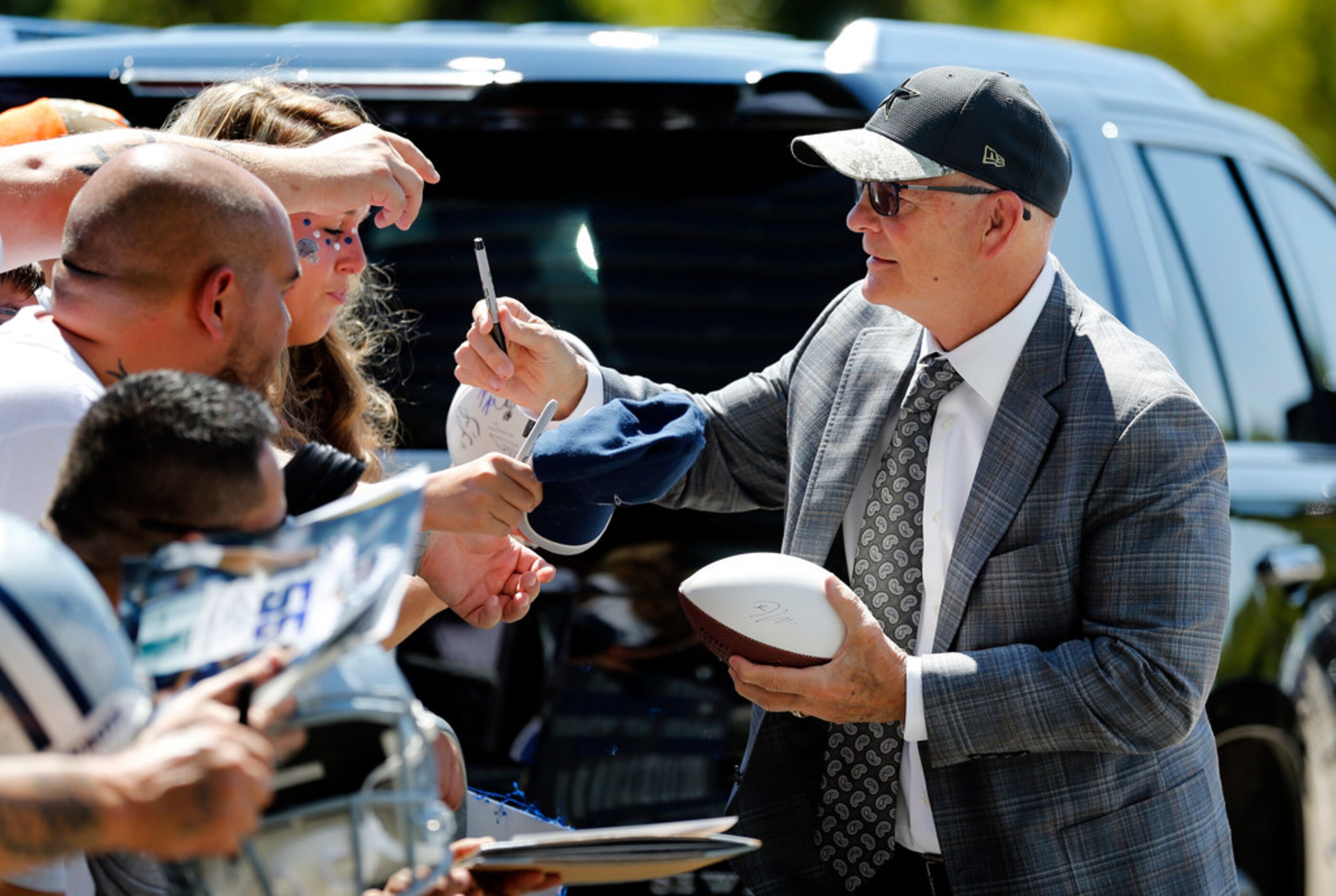 Dallas Cowboys defensive coordinator Rod Marinelli signs autographs for fans as he arrives...