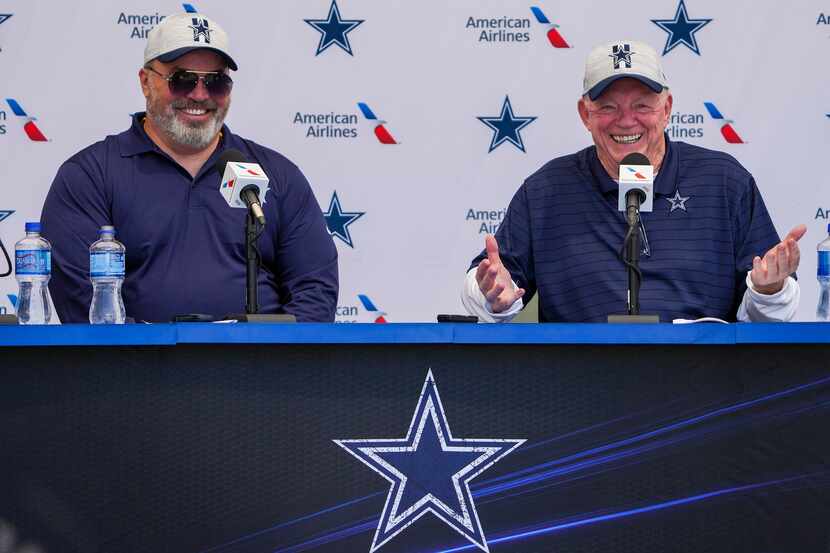El propietario y gerente general de los Dallas Cowboys, Jerry Jones (derecha), en una...