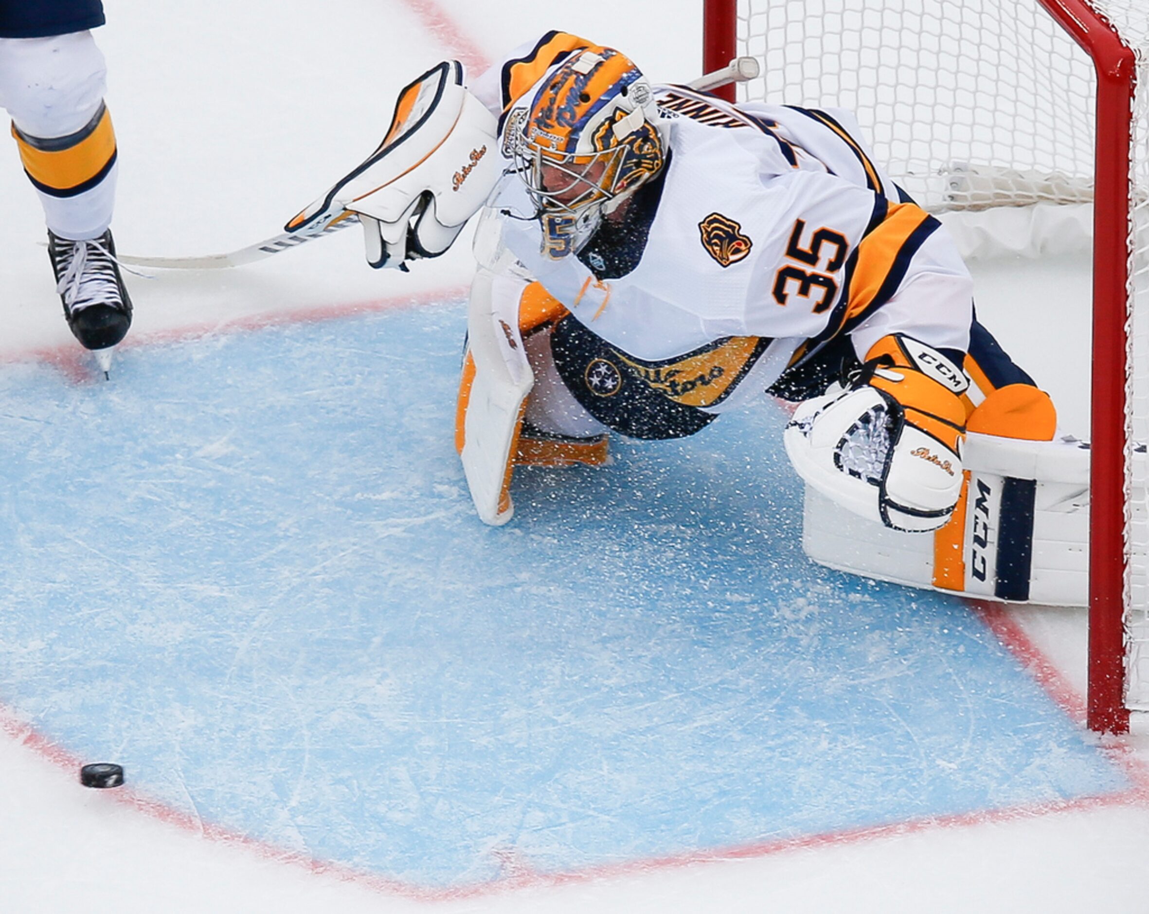 Dallas Stars left wing Blake Comeau (15) scores on Nashville Predators goaltender Pekka...