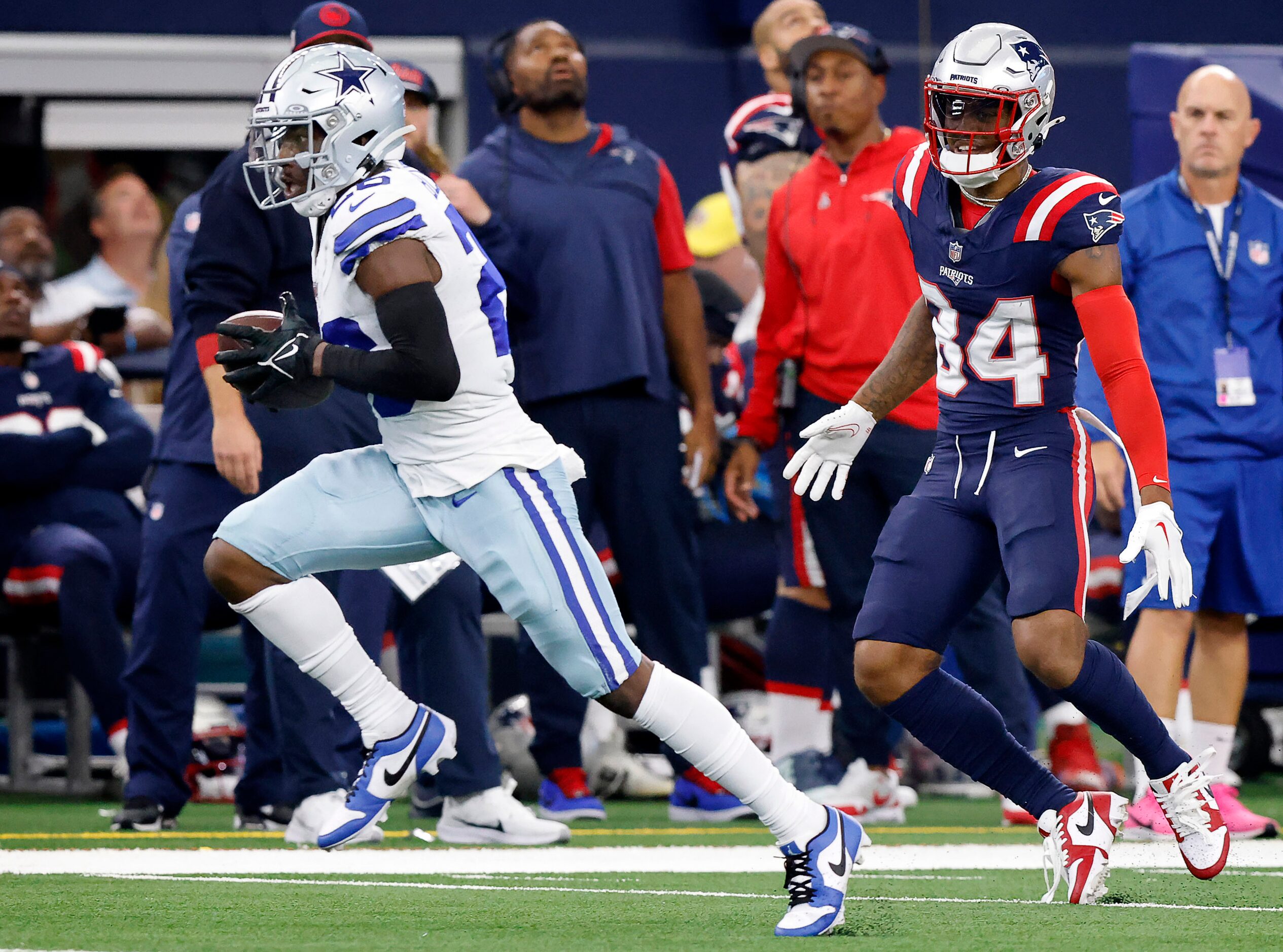 Dallas Cowboys cornerback DaRon Bland (26) intercepts a second quarter pass and returns it...