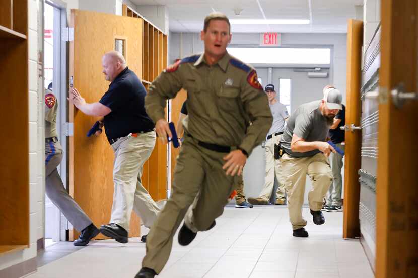 Oficiales se entrenan en un simulacro de explosión en una escuela de Texas durante el curso...