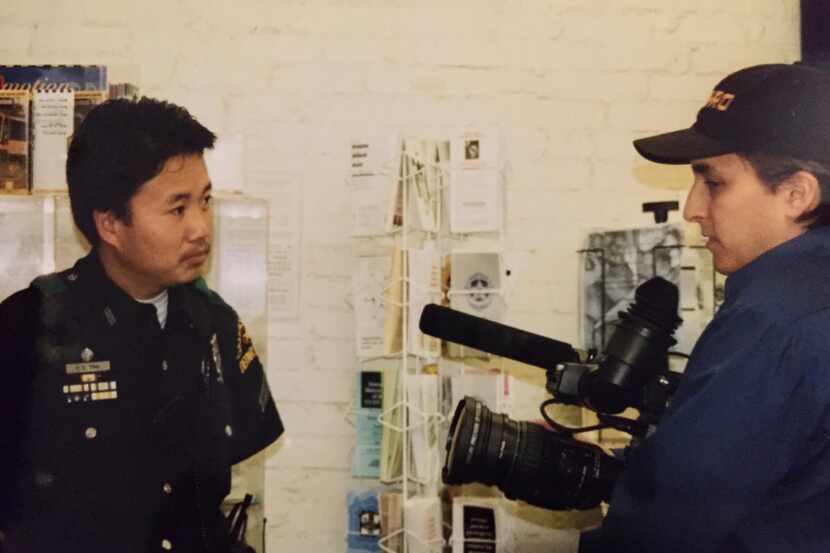 Brent Renaud, derecha, graba Paul Thai, policía de Dallas y refugiado camboyano, para un...