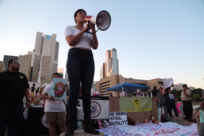 Linda Vasquez, de Maverick United, durante la vigilia en favor de los menores migrantes...