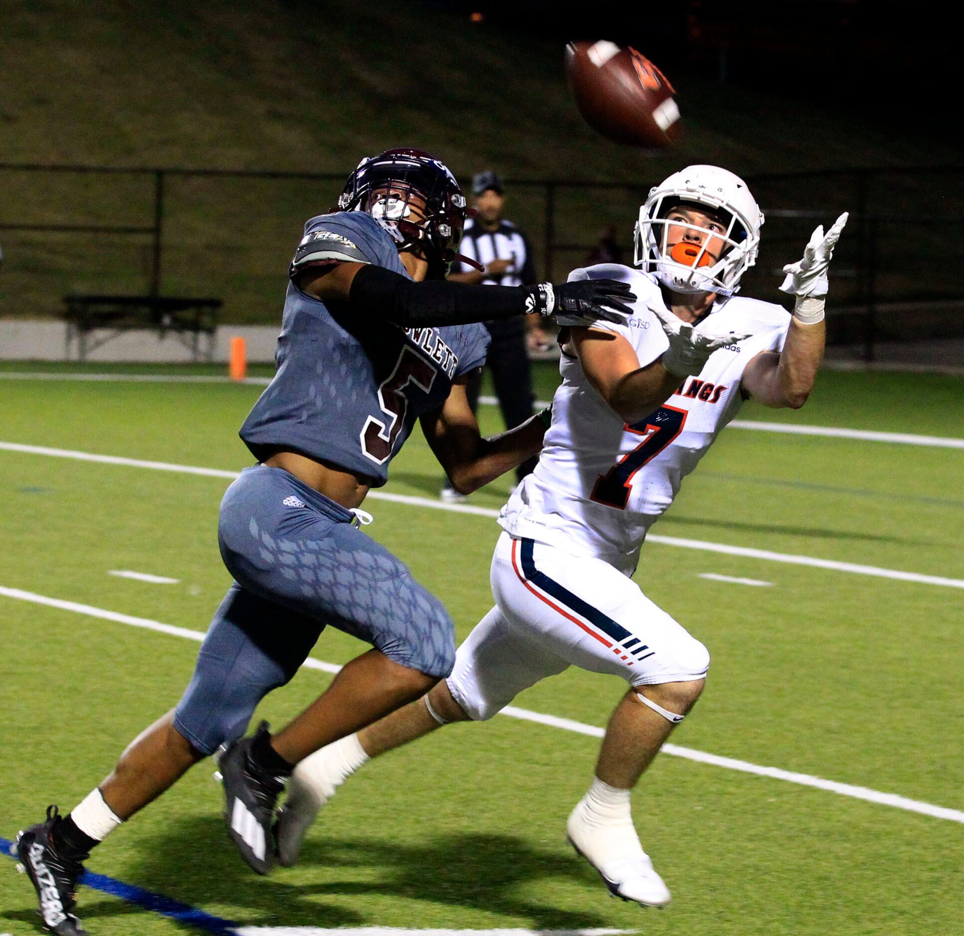 Sachse’s Jhett Creel (7) catches a touchdown pass over Rowlett defender Jayden Ellis (5)...