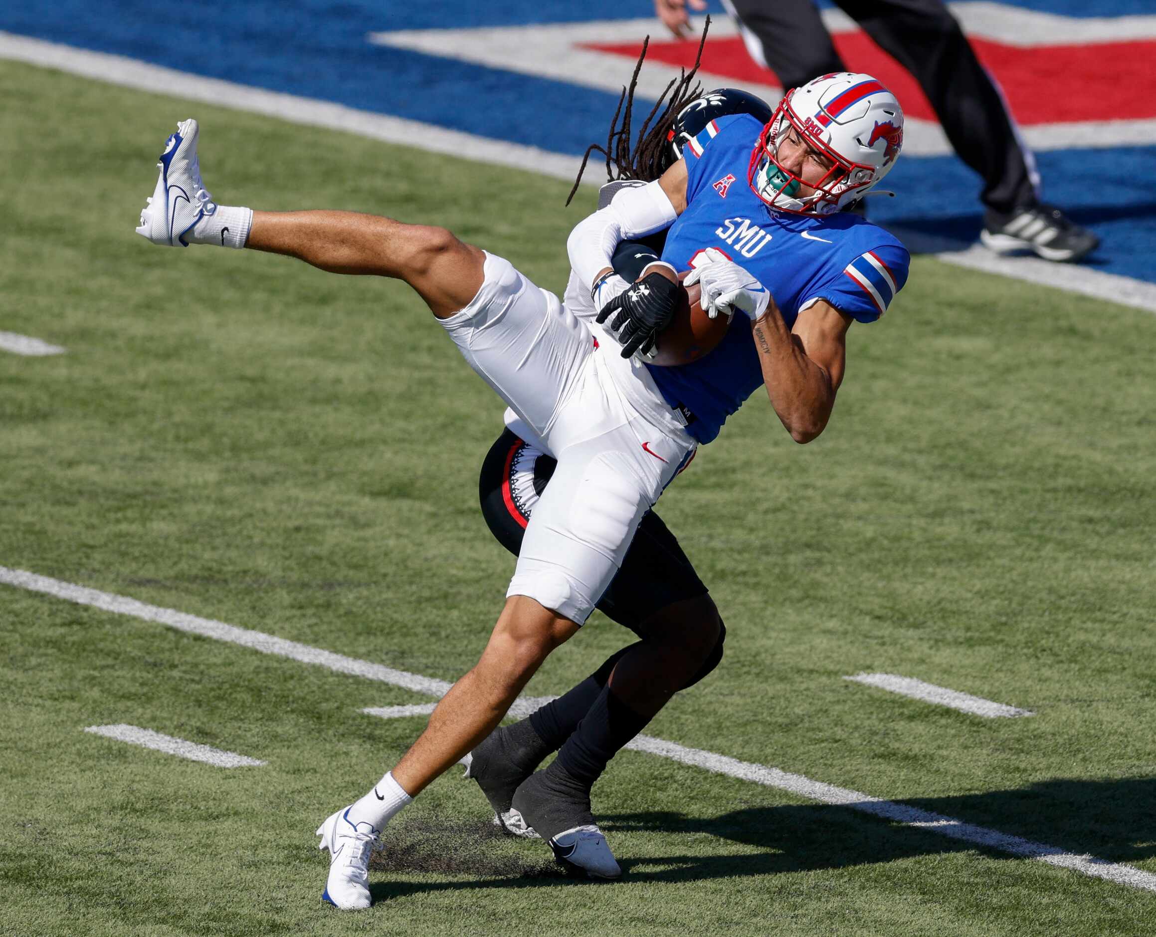 SMU wide receiver Jordan Kerley (1) catches a 43 yard pass from quarterback Tanner Mordecai...