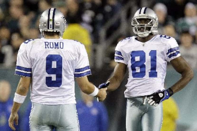 ORG XMIT: *S0425241133* Dallas QB Tony Romo and WR Terrell Owens shake hands in the fourth...