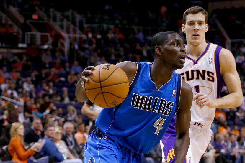 Dallas Mavericks' Darren Collison (4) drives past Phoenix Suns' Goran Dragic, of Slovenia,...