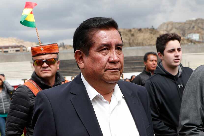 César Salinas, presidente de la Federación Boliviana de fútbol, camina al visitar el estadio...