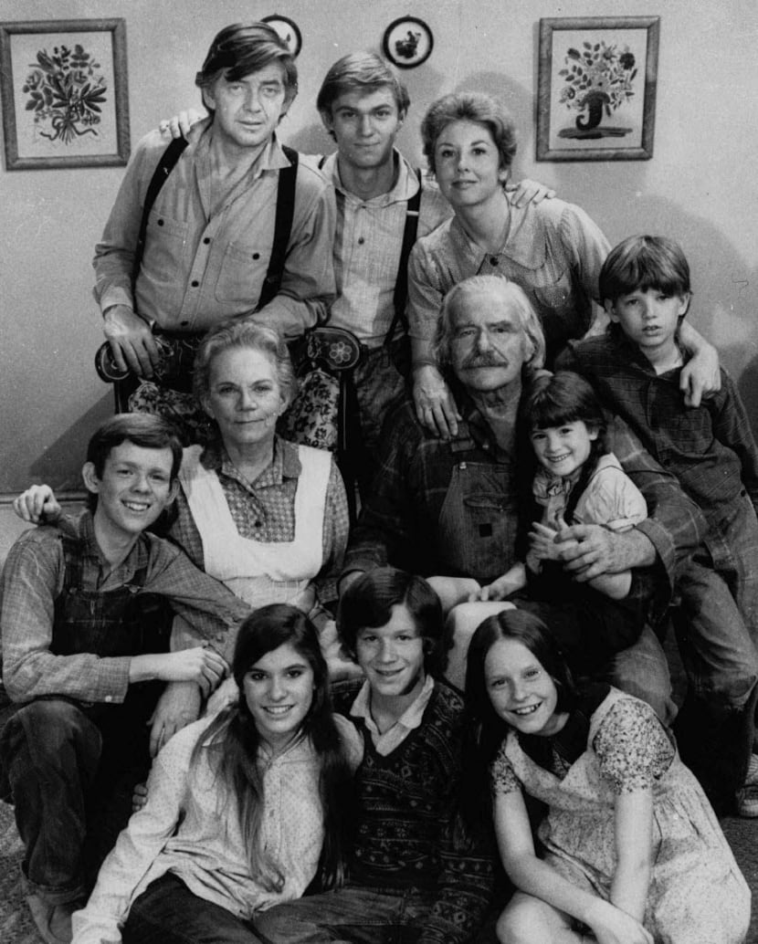 The cast of the CBS television series The Waltons,  including  Richard Thomas, top row, center.