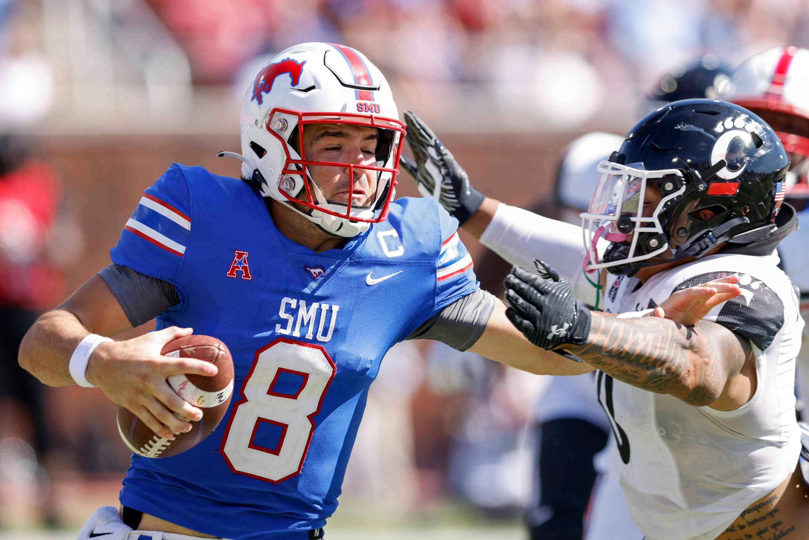 Cincinnati linebacker Ivan Pace Jr. (0) sacks SMU quarterback Tanner Mordecai (8) during the...