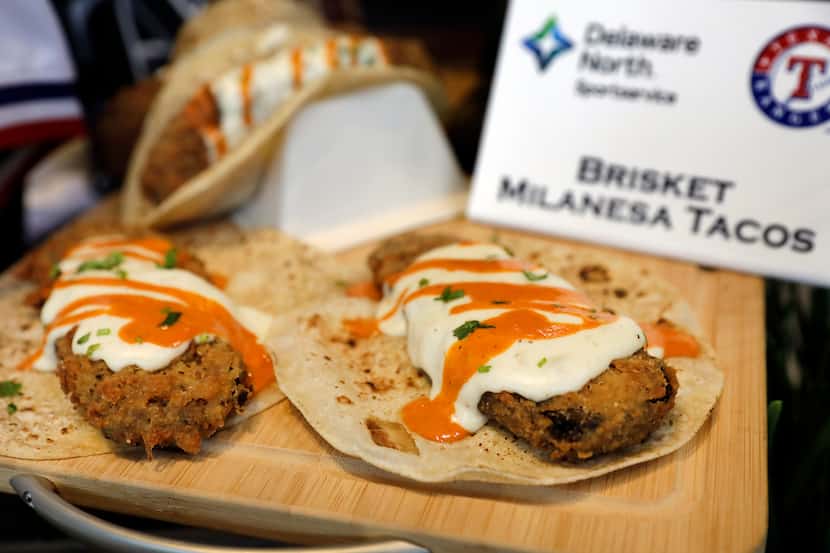 Los Texas Rangers presentaron su Brisket Milanese Tacos, un nuevo ítem en su menú para la...