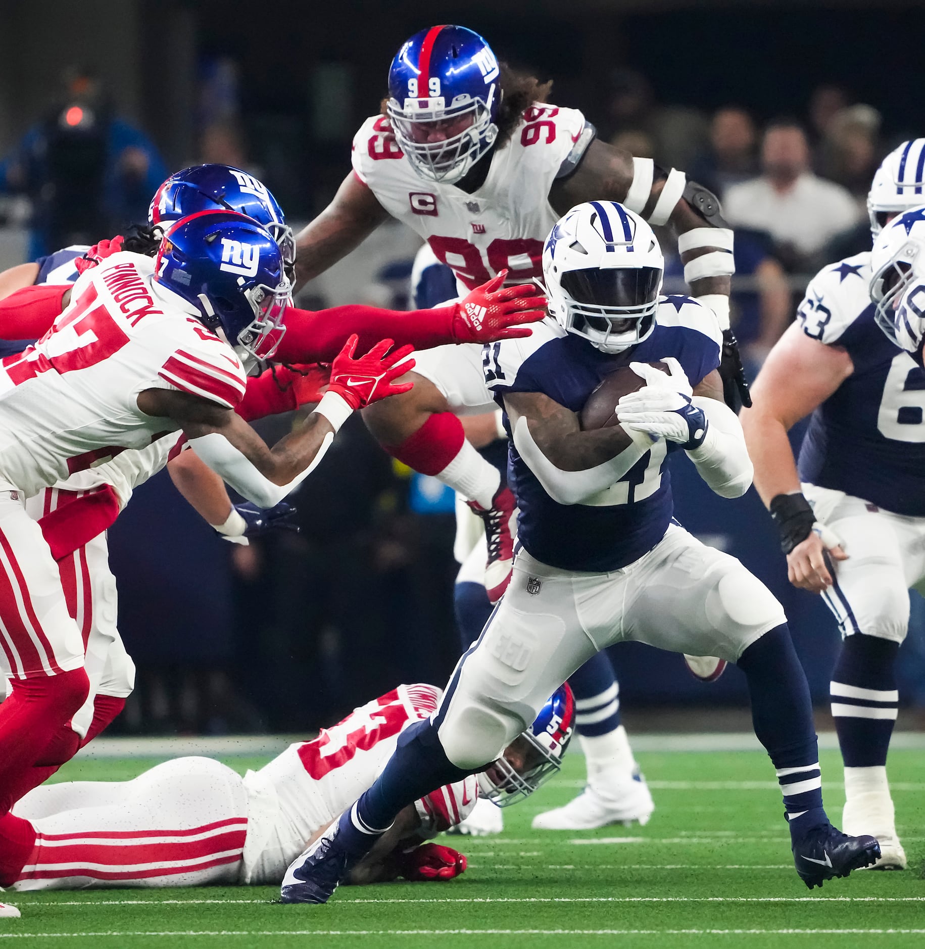 Dallas Cowboys running back Ezekiel Elliott (21) breaks through the New York Giants defense...