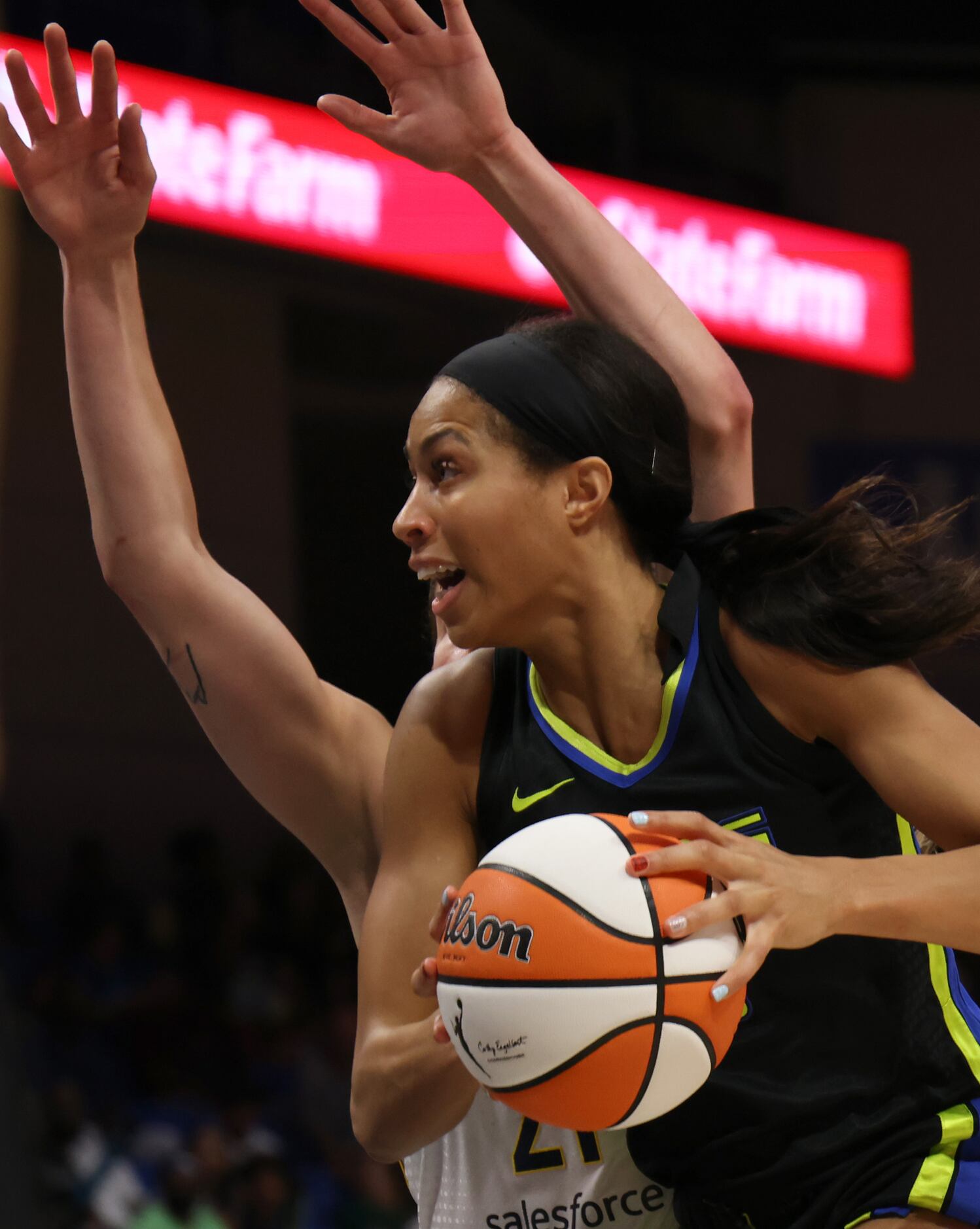Dallas Wings forward Isabelle Harrison (20) drives to the basket against an Indiana Fever...
