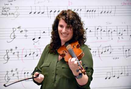 Nicole Melki enseña violín a estudiantes de la escuela Zaragozas. "Quiero que mis...