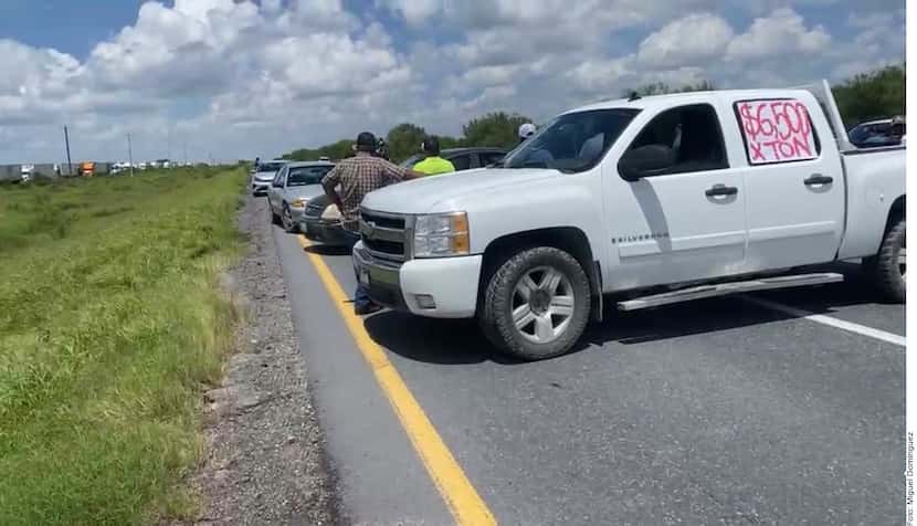 Un grupo de agricultores bloquea la Carretera Reynosa-Monterrey-Reynosa, a la altura del...