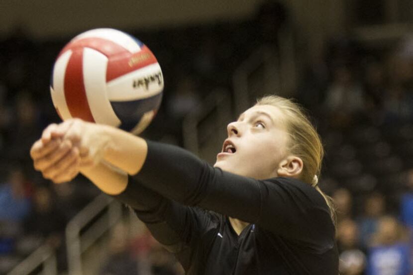 Hebron's Kylee McLaughlin (4) sets up a spike during Lewisville Hebron's 6A state...