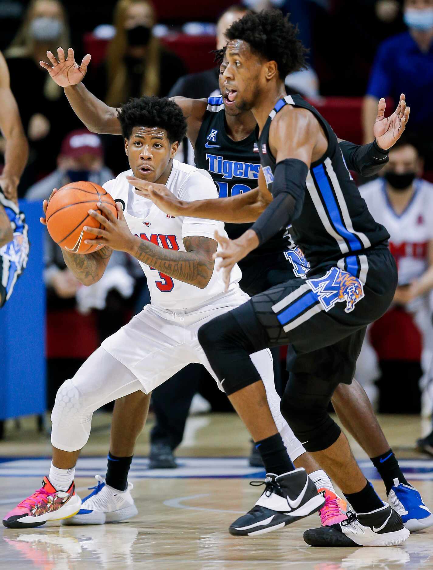 SMU guard Kendric Davis (3) battles Memphis guard Damion Baugh, right, for space during the...