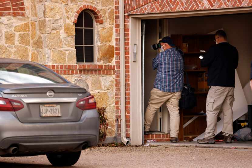 Equipo de evidencias del FBI toma fotos en la casa de Eboni Samuel en Grand Prairie, Texas,...