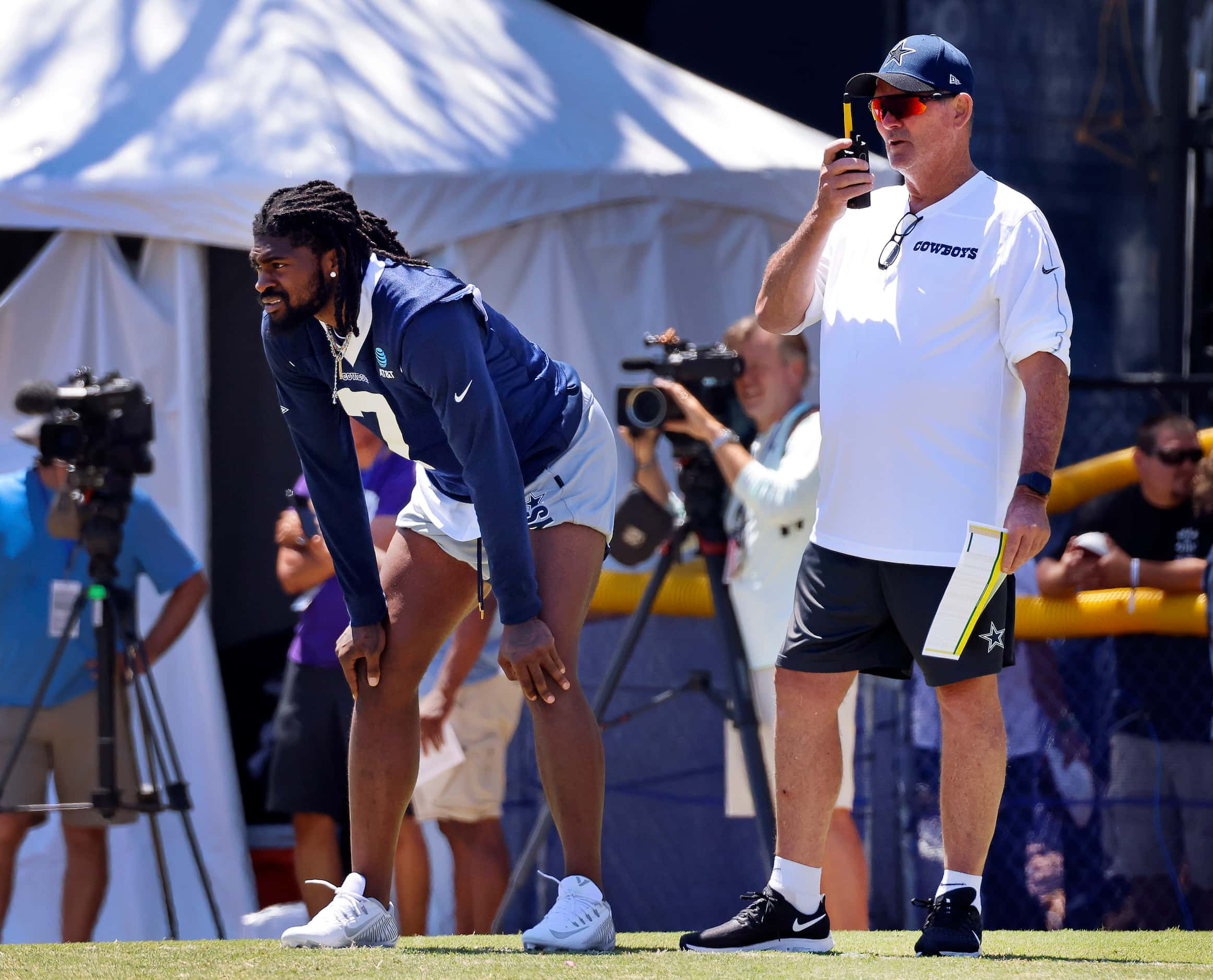 Dallas Cowboys defensive coordinator Mike Zimmer watches his team run plays during a mock...