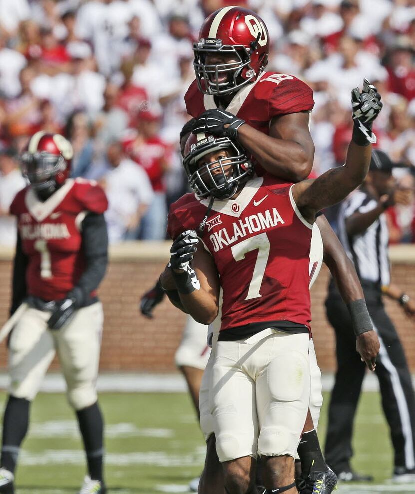 FILE - In this Saturday, Oct. 3, 2015 file photo, Oklahoma linebacker Eric Striker (19)...