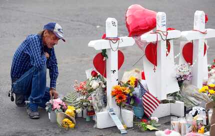 Antonio Basco se inclina frente a las cruces que honran a los fallecidos en El Paso, el 3 de...