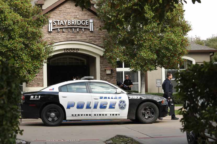 La policía llegó hasta los Staybridge Apartments en donde se reportó un asesinato múltiple.