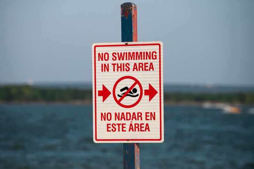 Un cartel indica que está prohibido nadar en un sector del Joe Pool Lake en el Lynn Creek...