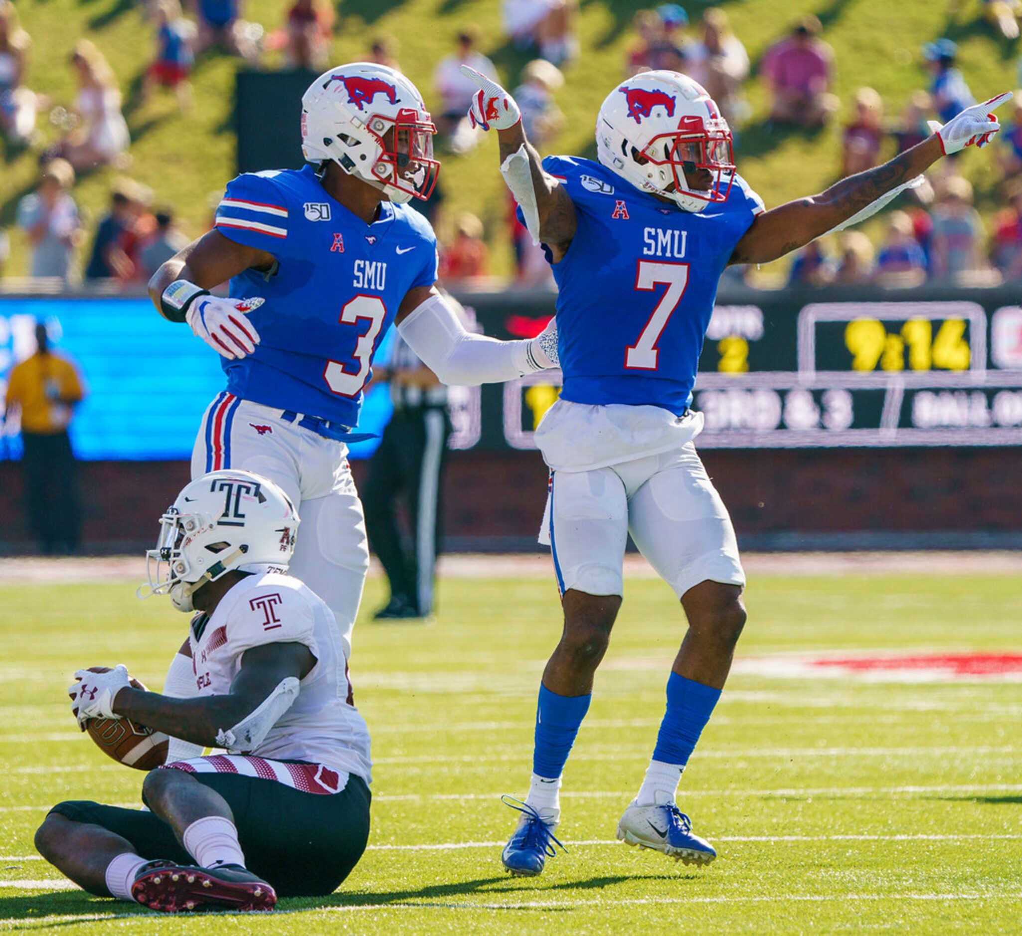 SMU cornerback Robert Hayes Jr. (7) celebrates after a stop on Temple tight end Kenny Yeboah...