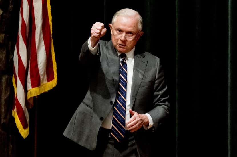 El procurador Jeff Sessions anunció cargos criminales para inmigrantes que crucen la...