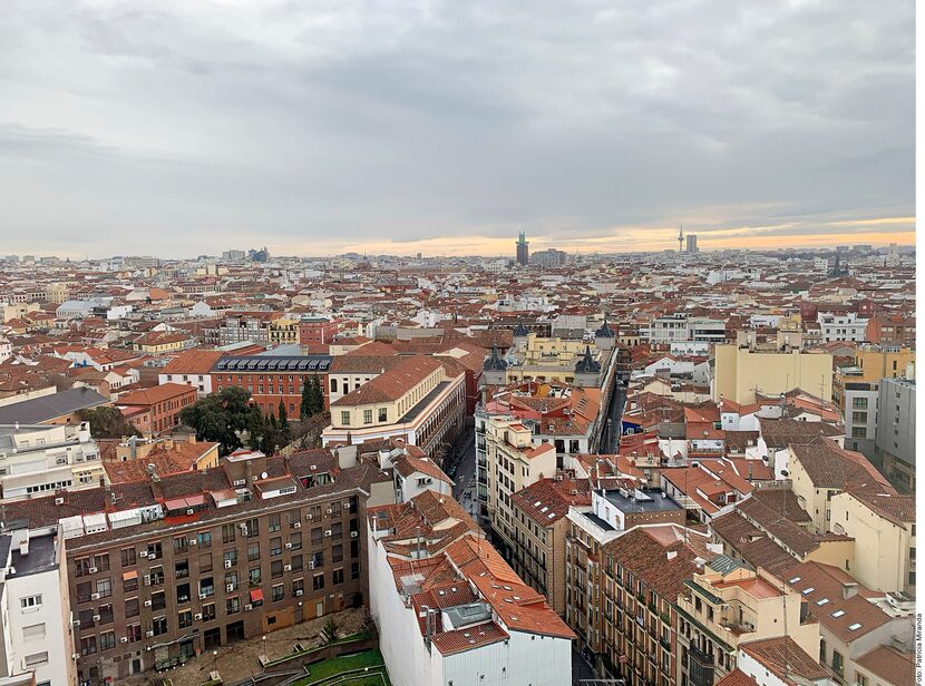 Para disfrutar Madrid hay que andar a buen ritmo, como los madrileños, por esas calles que...