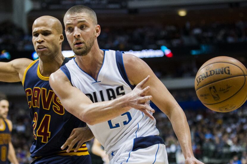Dallas Mavericks forward Chandler Parsons (25) passes the ball in front of Cleveland...