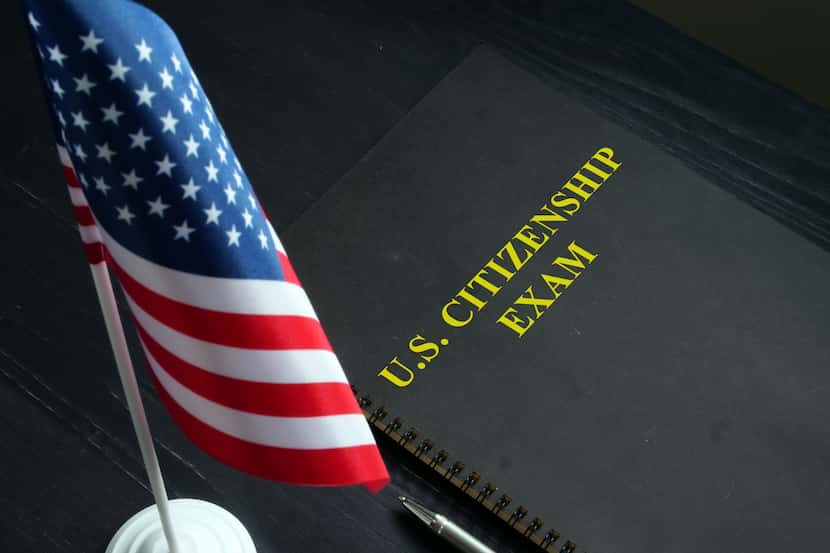 Un folder con guía de estudio para el examen de ciudadanía de Estados Unidos.