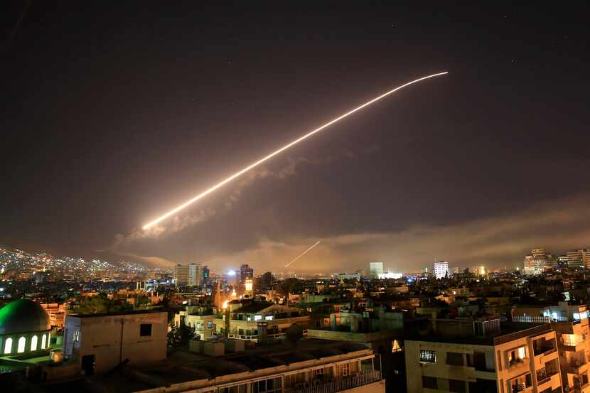 Damasco, la capital de Siria es iluminada por el ataque de misiles lanzados por la coalición...