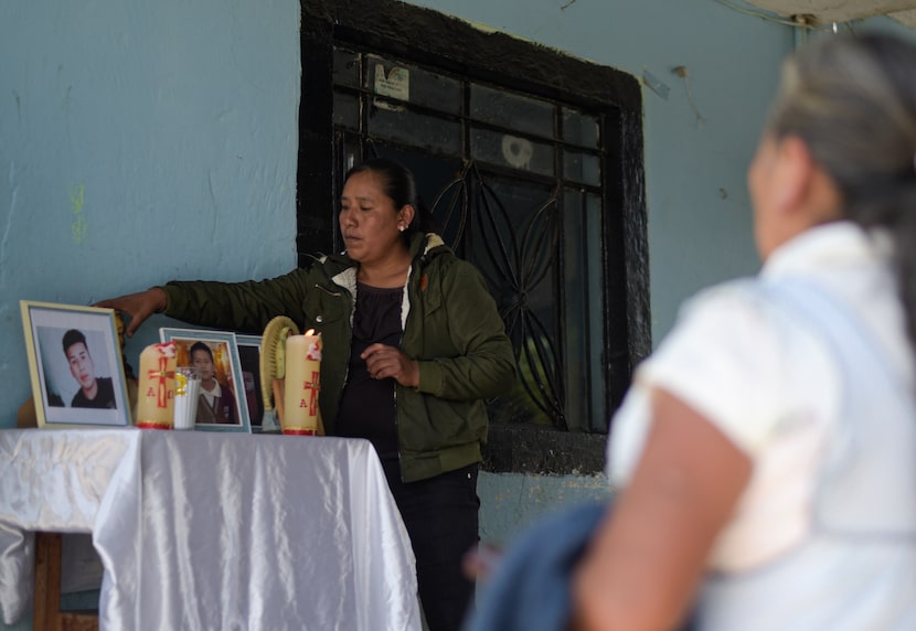 Yolanda Olivares, madre de Yovani y Jair Valencia Olivares, arregla un altar con fotos de...